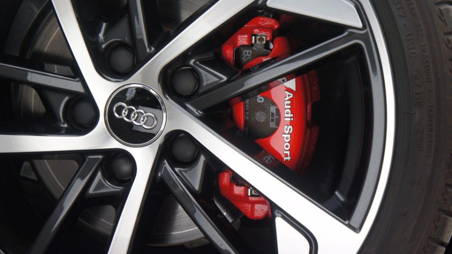 キャリパー塗装施工事例：アウディA3　キャリパー塗装COLOR:#001 Italian losso solid IMG8_1961_AdIrPu_sub5.jpg