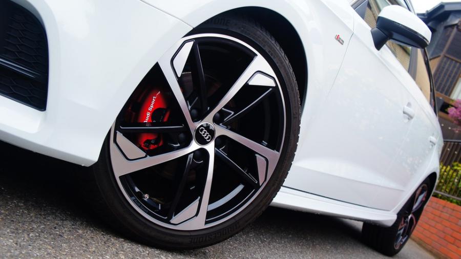 キャリパー塗装施工事例：アウディA3　キャリパー塗装COLOR:#001 Italian losso solid IMG8_1961_AdIrPu_sub9.jpg