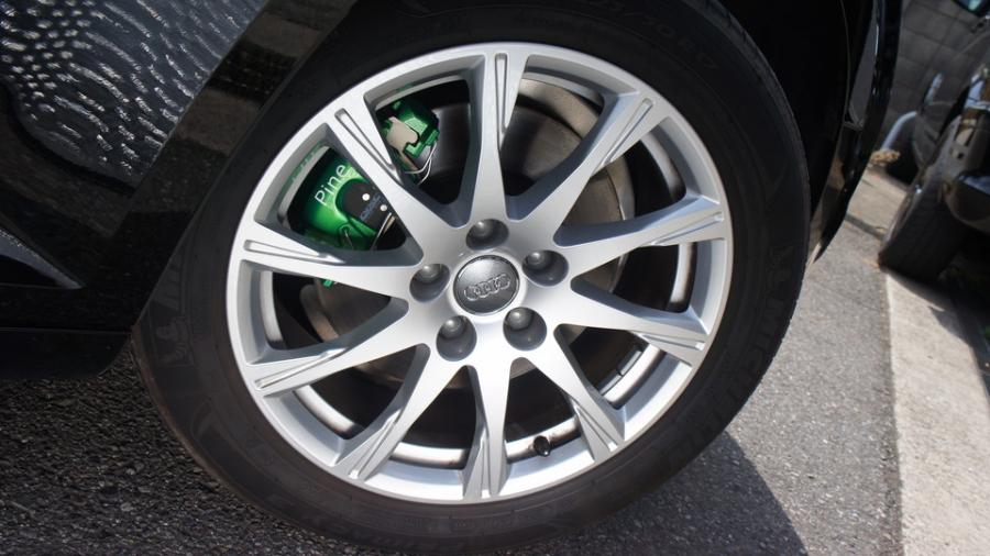 キャリパー塗装施工事例：アウディA4　キャリパー塗装COLOR:#072 royal vintage green pearl　ディクセルMタイプブレーキパット装着 IMG8_2021_UJjvij_sub5.jpg