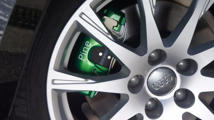 キャリパー塗装施工事例：アウディA4　キャリパー塗装COLOR:#072 royal vintage green pearl　ディクセルMタイプブレーキパット装着 IMG8_2021_UJjvij_sub6.jpg