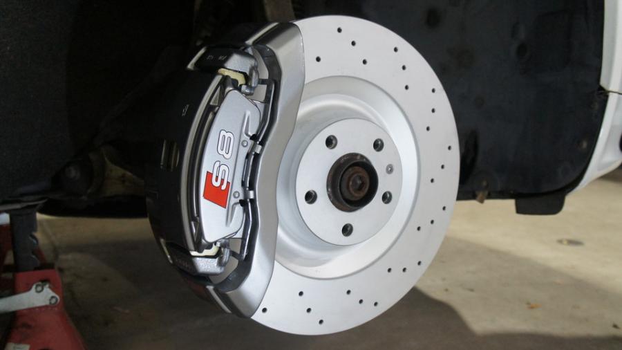 キャリパー塗装施工事例：アウディS8　キャリパー塗装：オリジナルシルバー（調色） IMG8_2033_Al7rFd_sub1.jpg