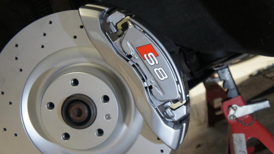 キャリパー塗装施工事例：アウディS8　キャリパー塗装：オリジナルシルバー（調色） IMG8_2033_Al7rFd_sub2.jpg