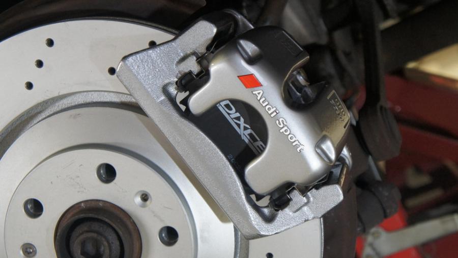 キャリパー塗装施工事例：アウディS8　キャリパー塗装：オリジナルシルバー（調色） IMG8_2033_Al7rFd_sub3.jpg