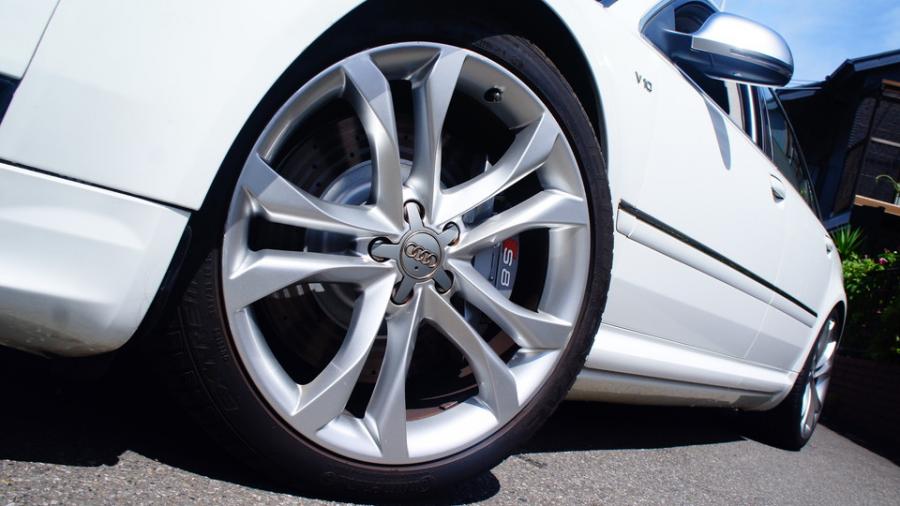 キャリパー塗装施工事例：アウディS8　キャリパー塗装：オリジナルシルバー（調色） IMG8_2033_Al7rFd_sub4.jpg