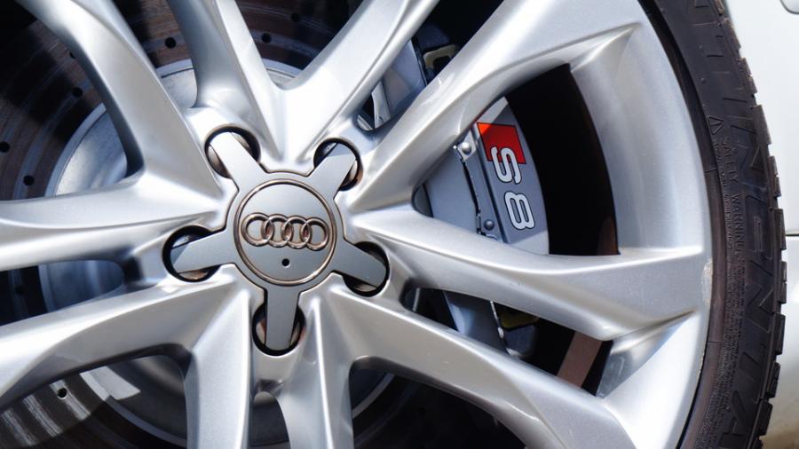 キャリパー塗装施工事例：アウディS8　キャリパー塗装：オリジナルシルバー（調色） IMG8_2033_Al7rFd_sub5.jpg