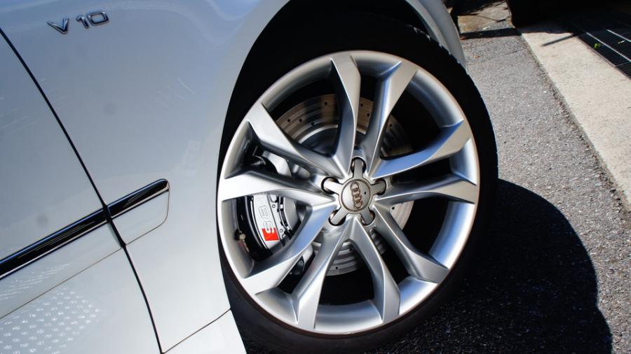 キャリパー塗装施工事例：アウディS8　キャリパー塗装：オリジナルシルバー（調色） IMG8_2033_Al7rFd_sub6.jpg