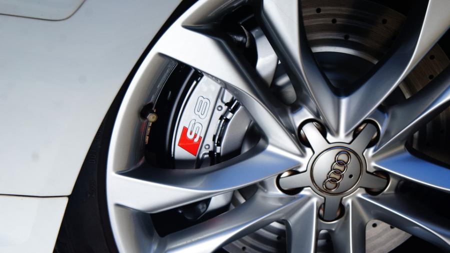 キャリパー塗装施工事例：アウディS8　キャリパー塗装：オリジナルシルバー（調色） IMG8_2033_Al7rFd_sub7.jpg