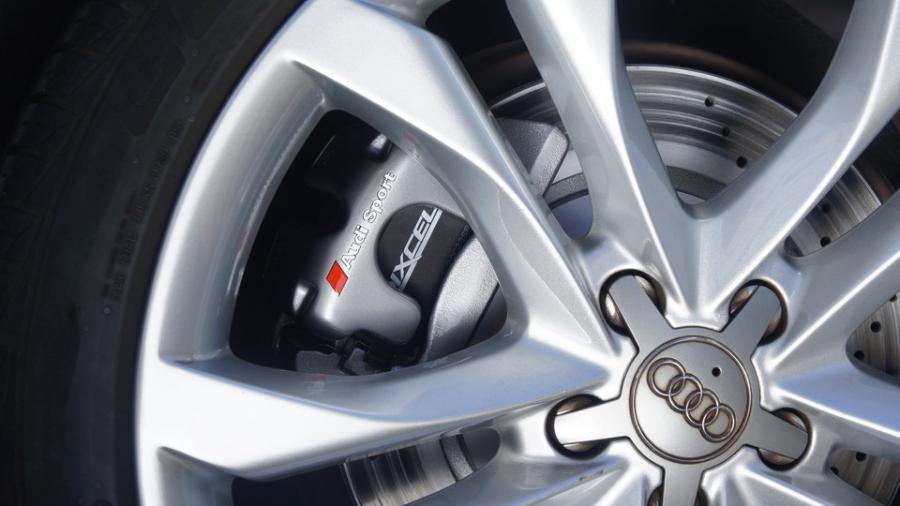 キャリパー塗装施工事例：アウディS8　キャリパー塗装：オリジナルシルバー（調色） IMG8_2033_Al7rFd_sub8.jpg