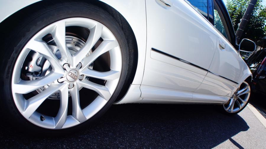 キャリパー塗装施工事例：アウディS8　キャリパー塗装：オリジナルシルバー（調色） IMG8_2033_Al7rFd_sub9.jpg