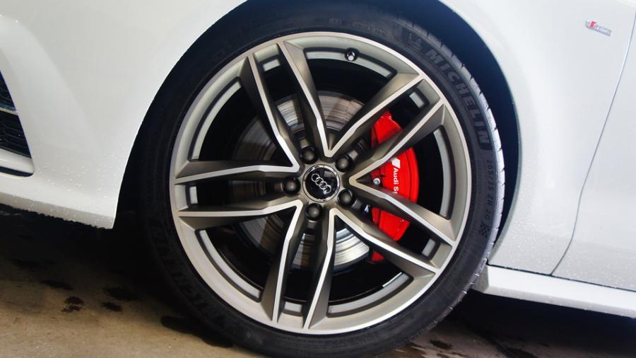 キャリパー塗装施工事例：アウディA7　キャリパー塗装COLOR:#001 Italian losso solid　ローター塗装：ホイール同色（調色）D-DASHノンダストパット前後装着　ディクセルローターへ前後交換 IMG8_2040_EDuLDi_sub3.jpg