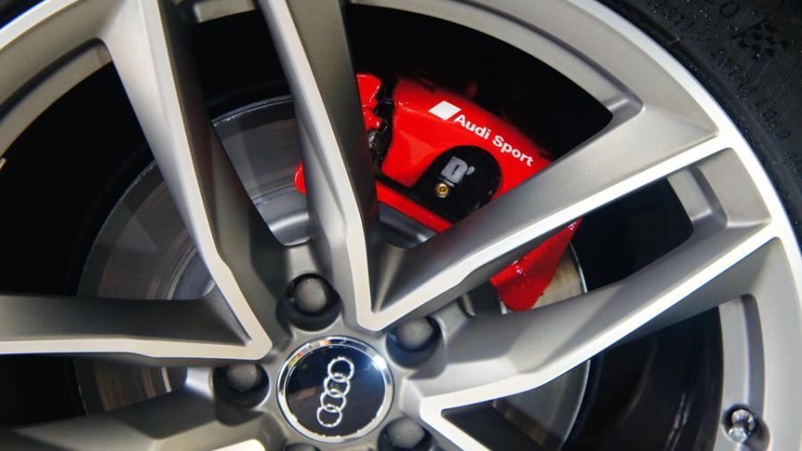 キャリパー塗装施工事例：アウディA7　キャリパー塗装COLOR:#001 Italian losso solid　ローター塗装：ホイール同色（調色）D-DASHノンダストパット前後装着　ディクセルローターへ前後交換 IMG8_2040_EDuLDi_sub7.jpg