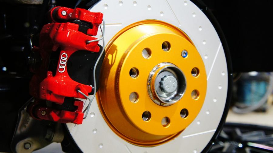 キャリパー塗装施工事例：アウディQ3　キャリパー塗装COLOR:#001 Italian losso solid　ローター塗装COLOR:#003 Tokyo midnight gold　ローター加工Type:DP IMG8_2061_cXqSne_sub2.jpg