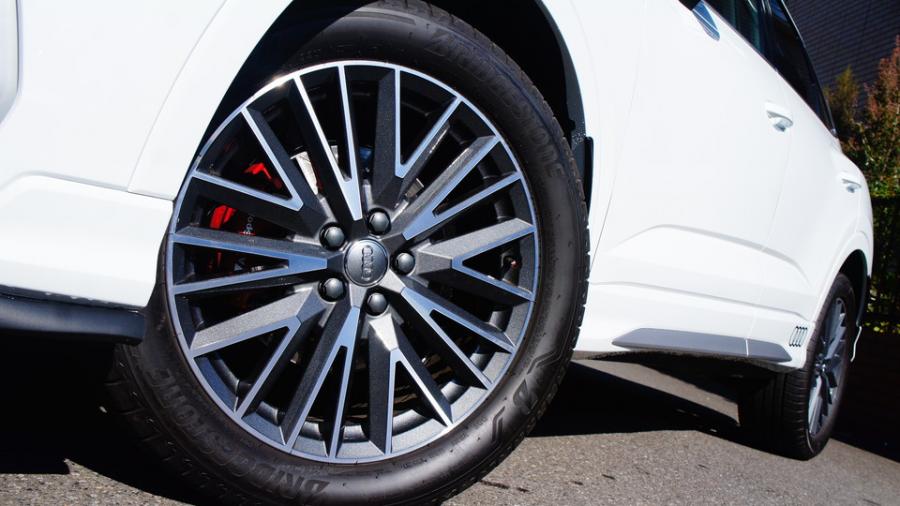 キャリパー塗装施工事例：アウディQ3　キャリパー塗装COLOR:#001 Italian losso solid　ローター塗装COLOR:#003 Tokyo midnight gold　ローター加工Type:DP IMG8_2061_cXqSne_sub4.jpg