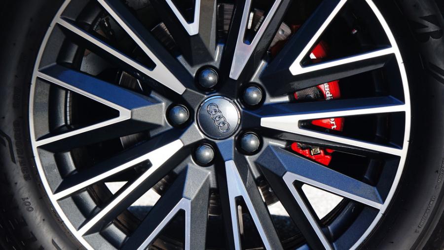 キャリパー塗装施工事例：アウディQ3　キャリパー塗装COLOR:#001 Italian losso solid　ローター塗装COLOR:#003 Tokyo midnight gold　ローター加工Type:DP IMG8_2061_cXqSne_sub5.jpg