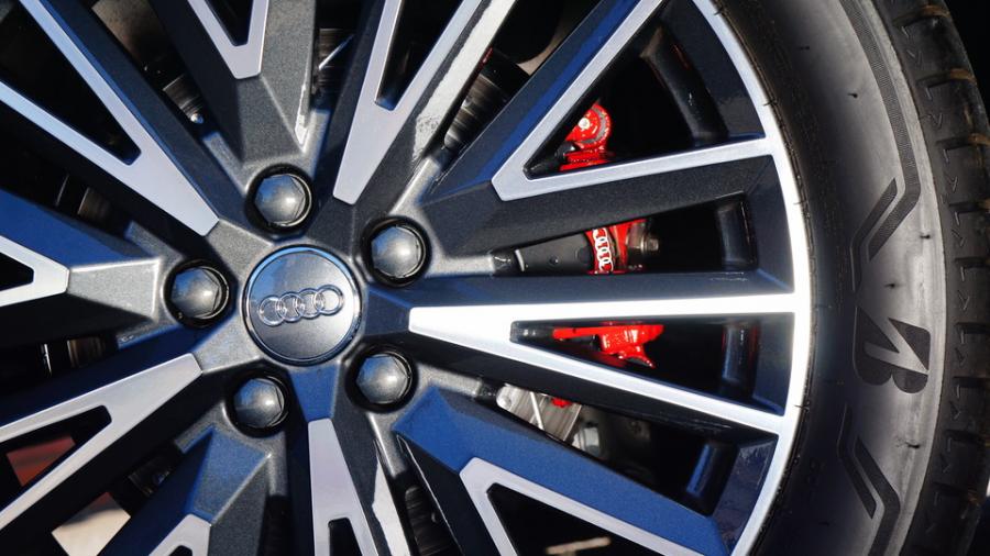 キャリパー塗装施工事例：アウディQ3　キャリパー塗装COLOR:#001 Italian losso solid　ローター塗装COLOR:#003 Tokyo midnight gold　ローター加工Type:DP IMG8_2061_cXqSne_sub6.jpg