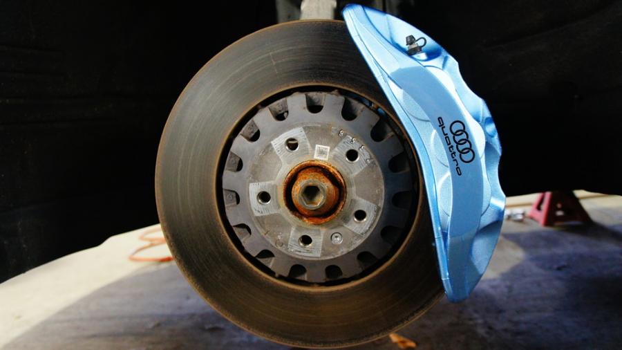 キャリパー塗装施工事例：アウディA7　キャリパー塗装COLOR:#1109 Transparent aqua blue metallic IMG8_2069_O1alc5_sub2.jpg