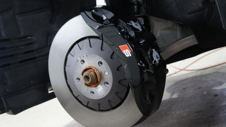 キャリパー塗装施工事例：アウディS6　キャリパー塗装COLOR:#005 Deep coal black IMG8_2077_72KpSl_sub1.jpg