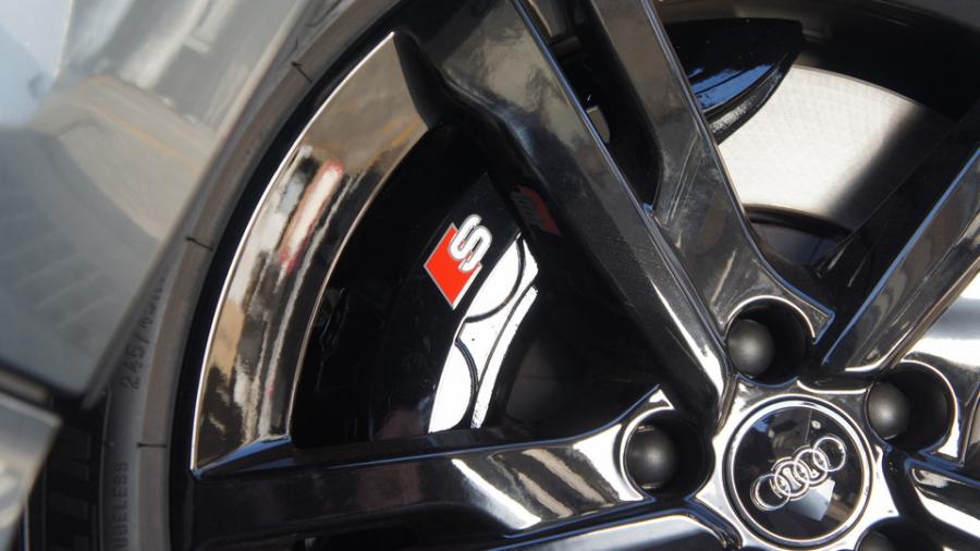 キャリパー塗装施工事例：アウディS6　キャリパー塗装COLOR:#005 Deep coal black IMG8_2077_72KpSl_sub4.jpg