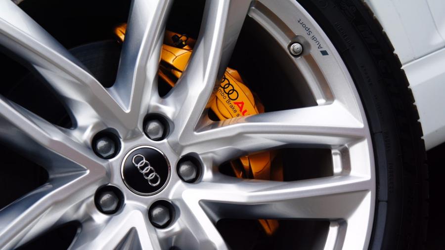 キャリパー塗装施工事例：アウディQ7　キャリパー塗装　COLOR:#003 Tokyo midnight gold IMG8_2078_cUhye1_sub4.jpg