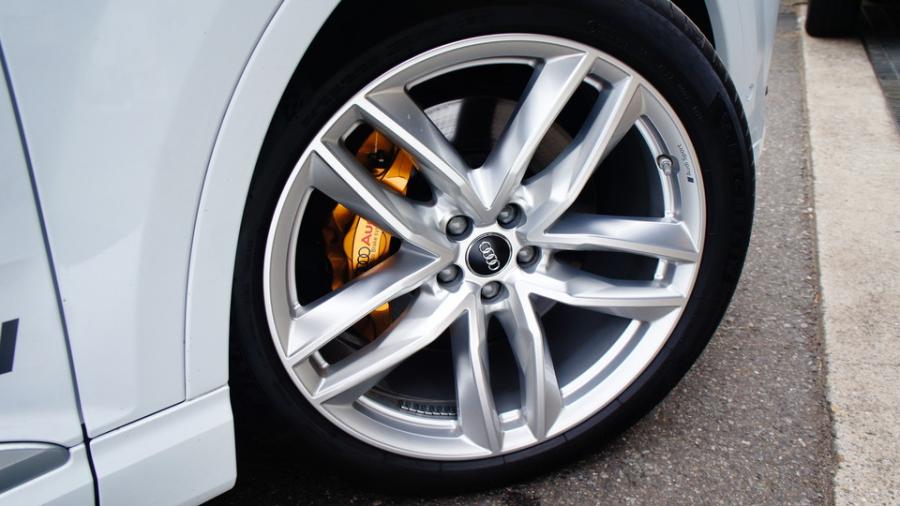 キャリパー塗装施工事例：アウディQ7　キャリパー塗装　COLOR:#003 Tokyo midnight gold IMG8_2078_cUhye1_sub6.jpg