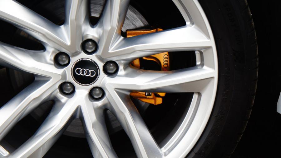 キャリパー塗装施工事例：アウディQ7　キャリパー塗装　COLOR:#003 Tokyo midnight gold IMG8_2078_cUhye1_sub7.jpg