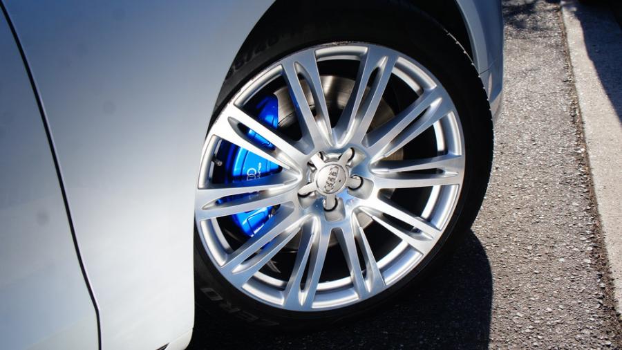 キャリパー塗装施工事例：アウディA8　キャリパー塗装COLOR:オリジナルブルー調色　D-DASHブレーキパット装着 IMG8_2088_ynFRpZ_sub4.jpg