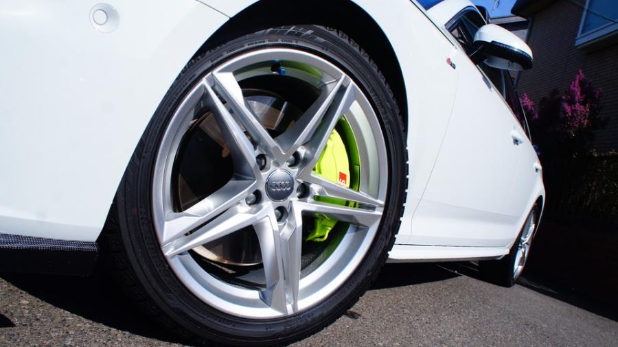 キャリパー塗装施工事例：アウディA4アバント　キャリパー塗装COLOR:#1116 Acid green IMG8_2108_HpQ5bJ_sub4.jpg