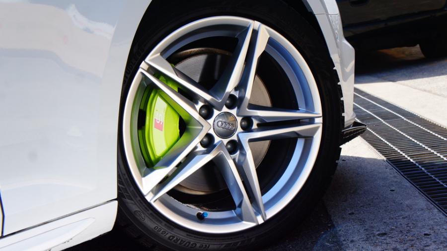 キャリパー塗装施工事例：アウディA4アバント　キャリパー塗装COLOR:#1116 Acid green IMG8_2108_HpQ5bJ_sub5.jpg