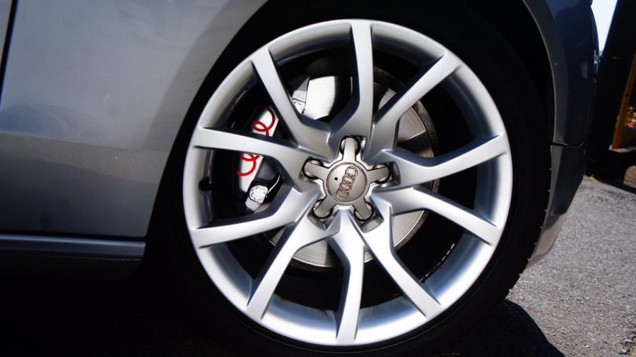 キャリパー塗装施工事例：アウディA5　キャリパー塗装COLOR:#006 Diamonddust silver IMG8_2111_deBsUr_sub3.jpg