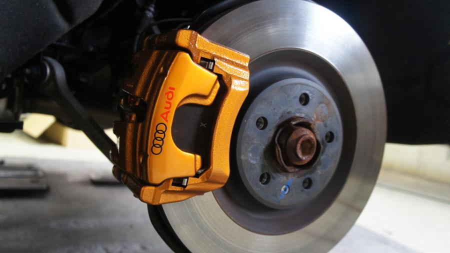 キャリパー塗装施工事例：アウディQ8　キャリパー塗装COLOR:#030 Royal art pearl orange gold IMG8_2127_mrNdot_sub1.jpg