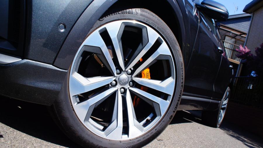 キャリパー塗装施工事例：アウディQ8　キャリパー塗装COLOR:#030 Royal art pearl orange gold IMG8_2127_mrNdot_sub3.jpg