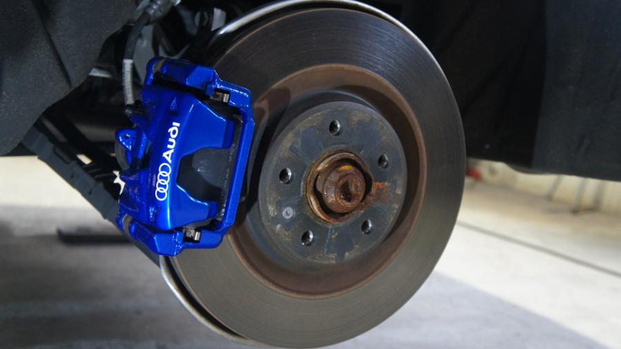 キャリパー塗装施工事例：アウディA5　キャリパー塗装　COLOR:#1115 Deep marine blue IMG8_2147_zeEHgL_sub2.jpg