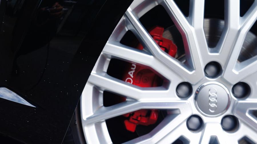 キャリパー塗装施工事例：アウディTT　キャリパー塗装COLOR:#001 Italian losso solid　D-DASH低ダストパット前後装着 IMG8_2178_0MXdep_sub3.jpg