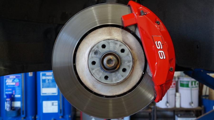 アウディS6　キャリパー塗装COLOR:#001 Italian losso solid