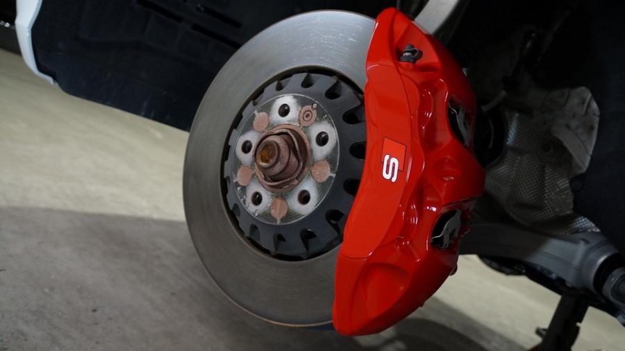 アウディQ8　キャリパー塗装COLOR:#001 Italian losso solid