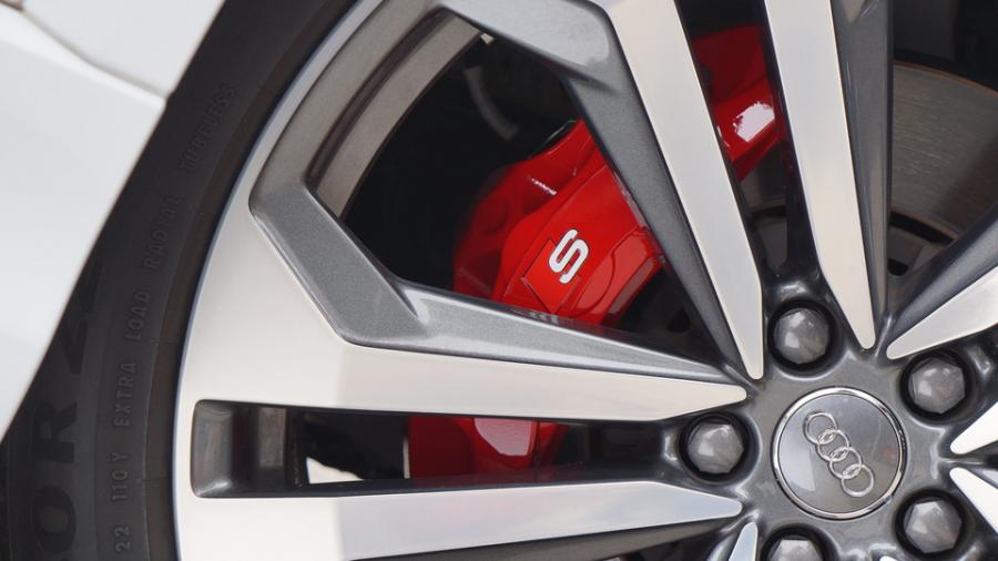 キャリパー塗装施工事例：アウディQ8　キャリパー塗装COLOR:#001 Italian losso solid IMG8_2277_ehIQTm_sub5.jpg