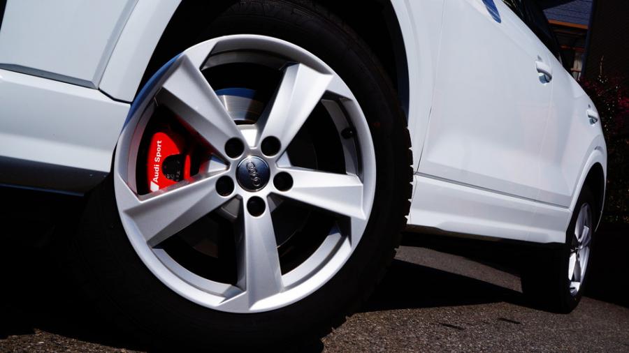 キャリパー塗装施工事例：アウディQ2　キャリパー塗装COLOR:#001 Italian losso solid IMG8_2281_T6GsDD_sub3.jpg