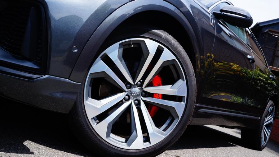 キャリパー塗装施工事例：アウディQ8 キャリパー塗装COLOR:#001 Italian losso solid IMG8_2307_rhanbi_sub3.jpg