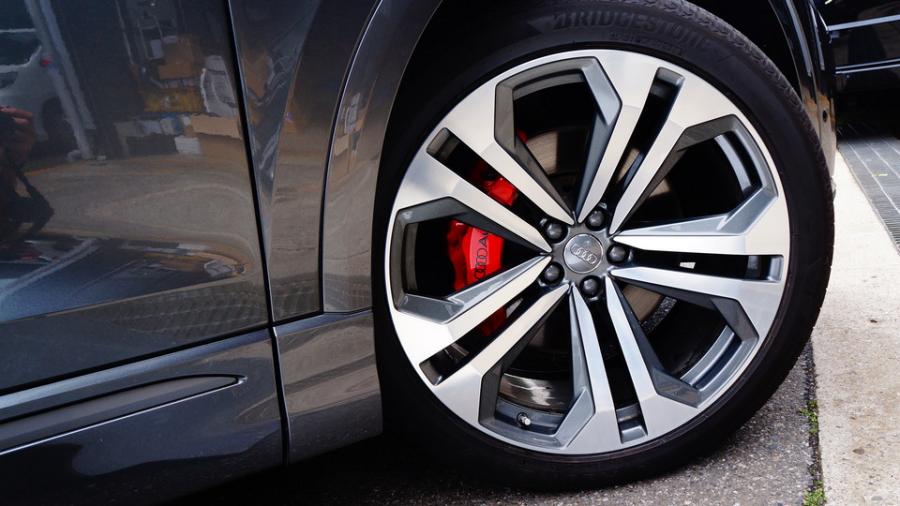 キャリパー塗装施工事例：アウディQ8 キャリパー塗装COLOR:#001 Italian losso solid IMG8_2307_rhanbi_sub6.jpg