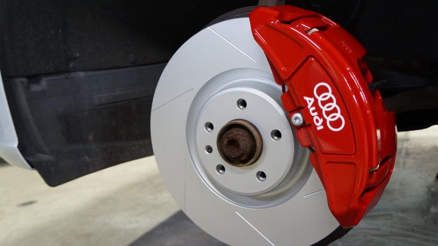 キャリパー塗装施工事例：アウディA6アバント　キャリパー塗装COLOR:#001 Italian losso solid　ディクセル製Mパット一台分　ローターSD装着 IMG8_2325_Ui5TcY_sub1.jpg