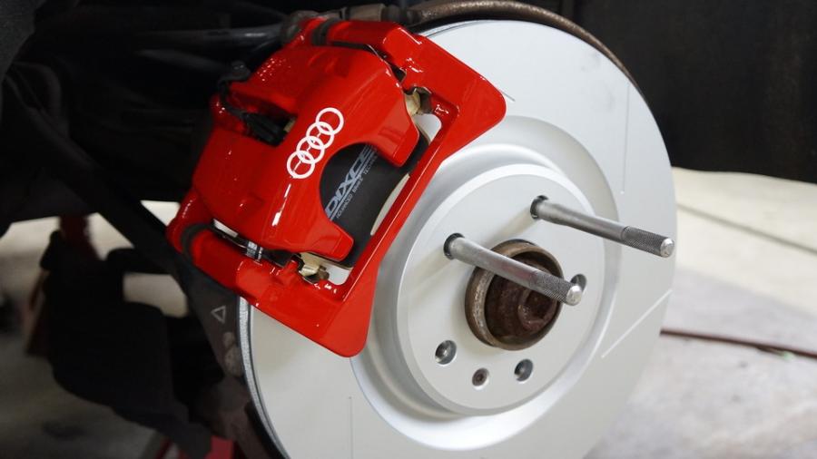 キャリパー塗装施工事例：アウディA6アバント　キャリパー塗装COLOR:#001 Italian losso solid　ディクセル製Mパット一台分　ローターSD装着 IMG8_2325_Ui5TcY_sub2.jpg