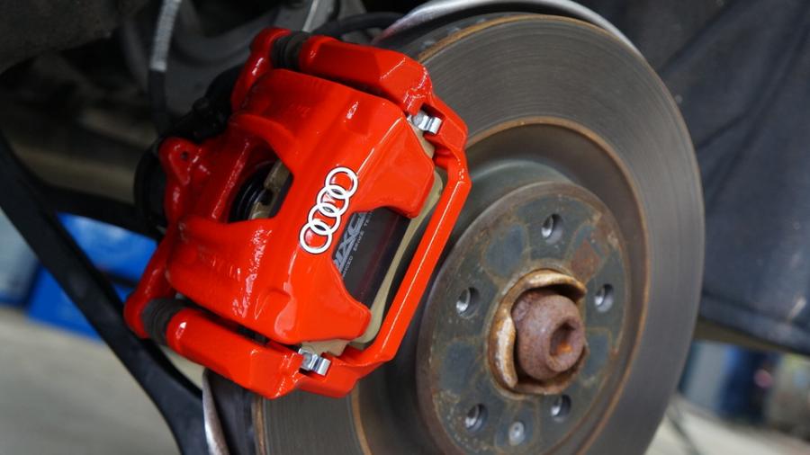 キャリパー塗装施工事例：アウディA4オールロード　キャリパー塗装COLOR：#001 Italian losso solid IMG8_2326_10yDwc_sub2.jpg