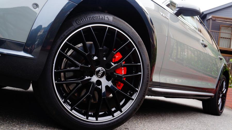 キャリパー塗装施工事例：アウディA4オールロード　キャリパー塗装COLOR：#001 Italian losso solid IMG8_2326_10yDwc_sub4.jpg