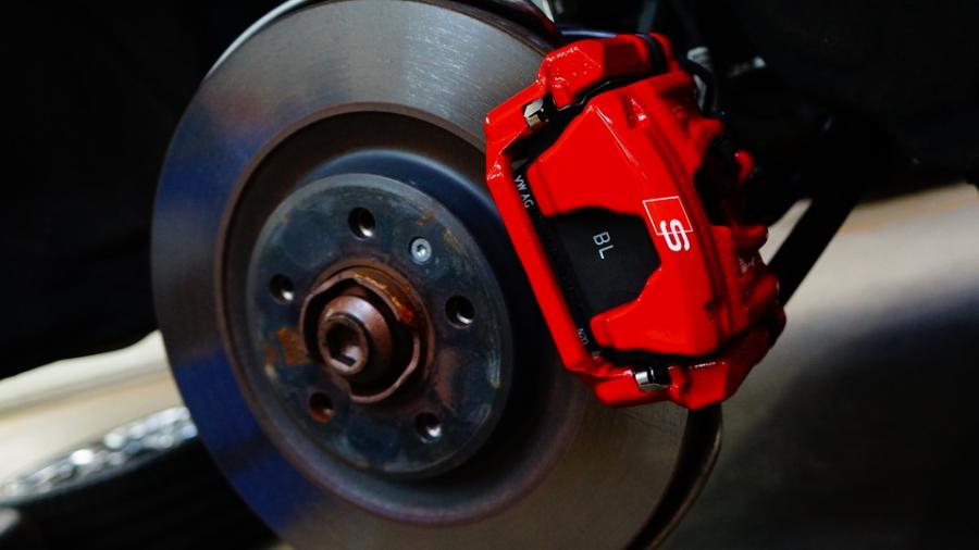 キャリパー塗装施工事例：アウディA4　キャリパー塗装COLOR:#001 Italian losso solid IMG8_2337_io7JdL_sub2.jpg