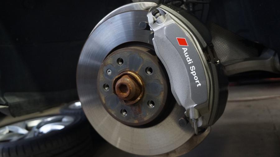 キャリパー塗装施工事例：アウディA4　キャリパー塗装COLOR:オリジナルグレー調色カラー IMG8_2368_734lOt_sub1.jpg