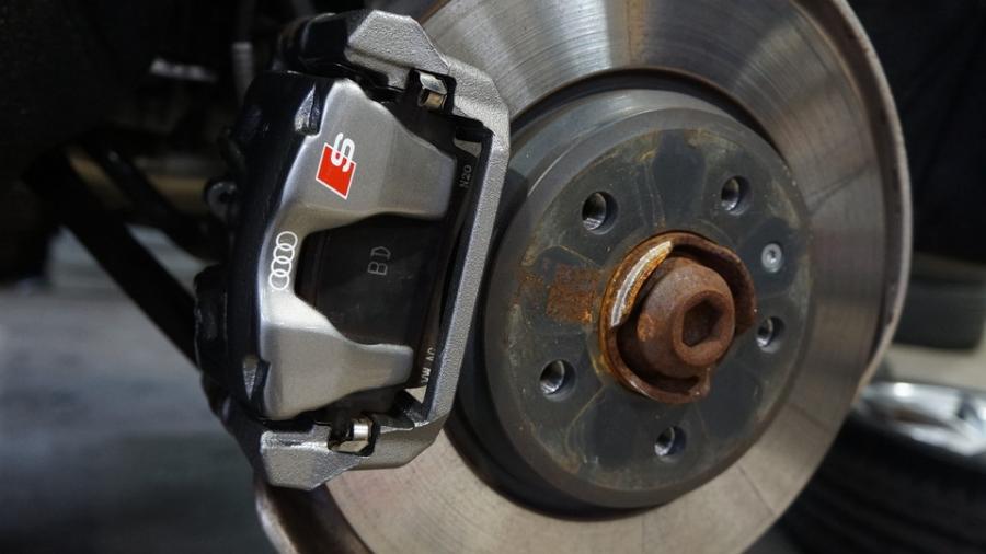 キャリパー塗装施工事例：アウディA4　キャリパー塗装COLOR:オリジナルグレー調色カラー IMG8_2368_734lOt_sub2.jpg