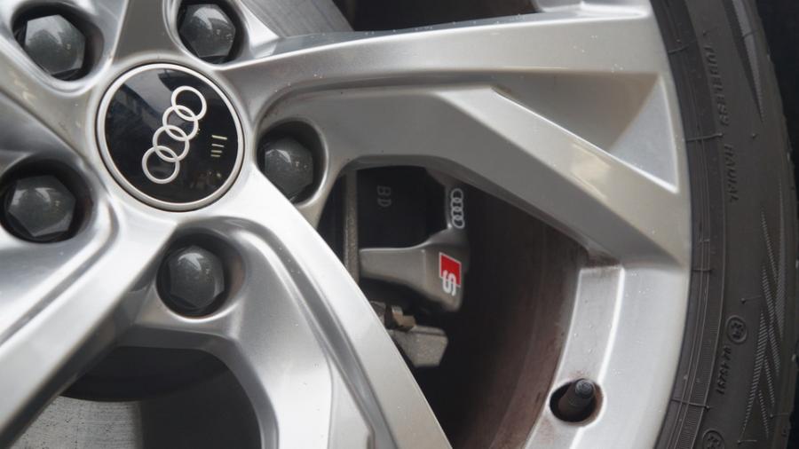 キャリパー塗装施工事例：アウディA4　キャリパー塗装COLOR:オリジナルグレー調色カラー IMG8_2368_734lOt_sub6.jpg