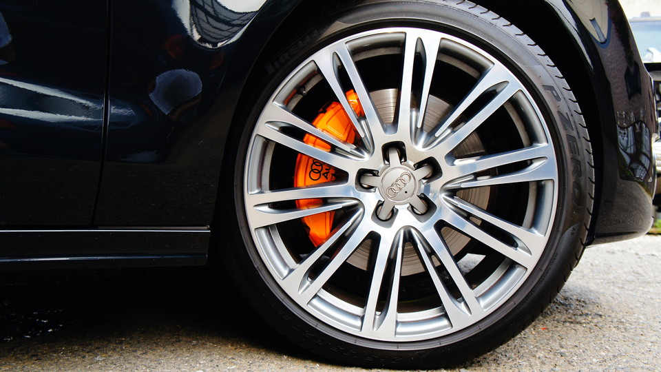 キャリパー塗装施工事例：アウディA7 3.0Tquattro純正キャリパー塗装　カラー：#098 honey of pearl orange IMG8_693_vMR4d8_sub6.jpg