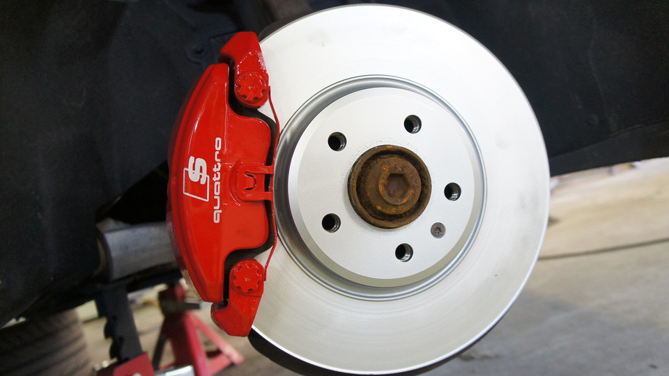 アウディA5純正キャリパー塗装　カラー：#001 Italian losso solid、ローター塗装　カラー：シルバー系