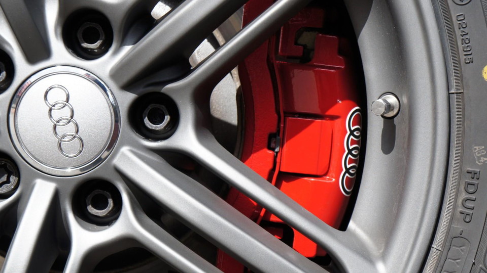 キャリパー塗装施工事例：アウディA6 allroad quattro キャリパー塗装　カラー：CHARM GROSS CANDY RED#1102 IMG8_767_k9fkos_sub2.jpg